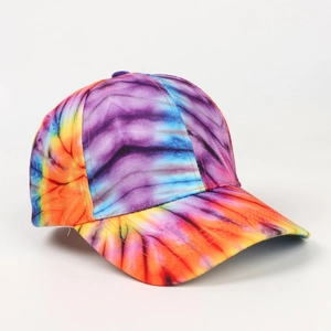 Vue détaillée de la casquette tie-dye colorée avec impression 3D et coutures renforcées