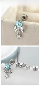 Dettaglio di un orecchino a cuore con zircone blu e chiusura a vite sicura