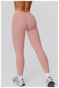 Vue détaillée du pantalon de yoga taille haute avec taille en V et effet galbant