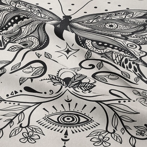 Detail eines Bohème-Wandteppichs mit mystischem Schmetterling und Sehendem Auge