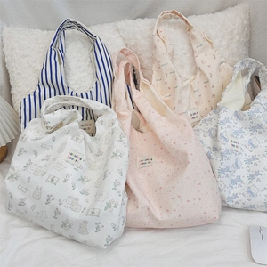 Collection de cinq sacs en toile aux motifs floraux et rayés dans un décor doux