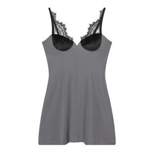 Abito a sottoveste in pizzo grigio e nero con rifiniture in pizzo ciglia su sfondo bianco