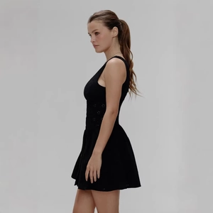 Robe noire sans manches col en V avec broderie évidée et jupe courte trapèze élégante