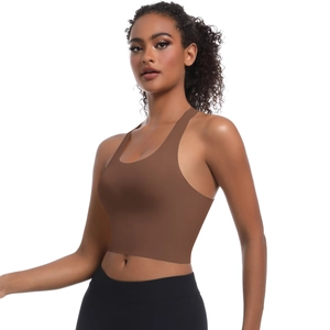 Détail de la brassière de sport yoga dos croisé en chocolat avec larges bretelles