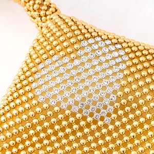 Goldene Abendhandtasche mit funkelnden, diamantbesetzten geometrischen Mustern