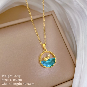 Macro detail of whale necklace with dimensions 1.4x2cm and weight 3.4g on jewelry box