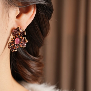 Macro de boucles d'oreilles fleurs vintage avec strass rubis et opale violette au centre