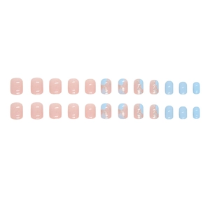 Faux ongles carrés courts bleu de rêve avec feuilles d'or et motifs marbrés
