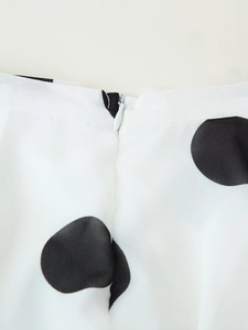 Detailaufnahme des unsichtbaren Reißverschlusses und der gepunkteten Chiffon-Stofflage