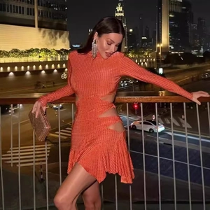 Robe courte sexy orange à manches longues avec découpes et finition scintillante