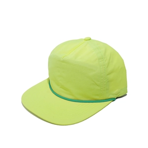 Vue détaillée de la casquette 5 panels jaune néon à séchage rapide avec cordelette verte contrastée