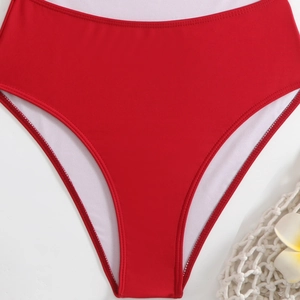 Detail van rode bikini-broekjes met hoge taille, dubbellaagse naden en witte voering