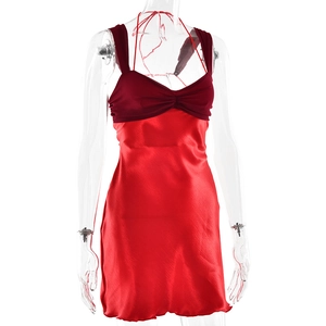 Détail de la robe licou rouge en satin dos nu montrant le tissu lustré et la coupe ajustée