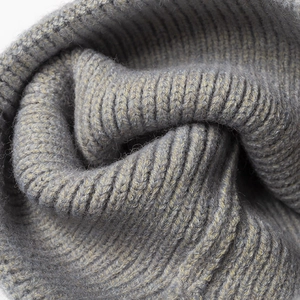 Bonnet en maille côtelée grise épaisse pour l'hiver avec tissu texturé doux