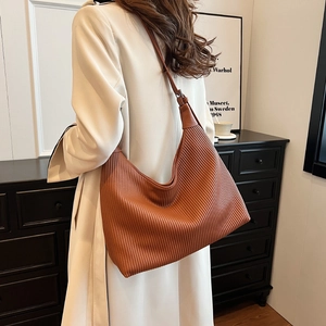 Grand sac à bandoulière en similicuir marron avec texture verticale pour le trajet quotidien