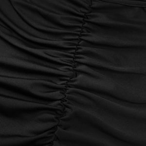 Gros plan sur le tissu froncé noir montrant les détails des plis d'une robe moulante