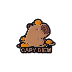 Détail du pin's en émail capybara avec orange et texte gravé CAPY DIEM
