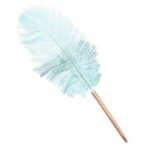 Stylo à bille en plume bleu clair avec corps en métal or rose, article de papeterie élégant.
