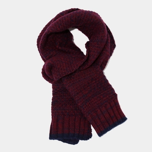 Dettaglio della sciarpa in maglia bordeaux con bordo a costine blu navy invernale