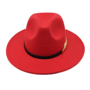 Eleganter roter Wollfilzhut für Damen mit schwarzem Band und goldenem Blattornament