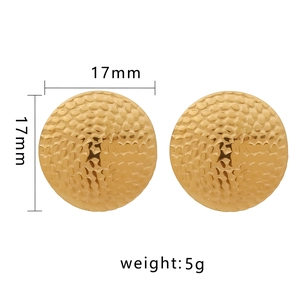 Detail of 17mm textured gold earrings with hammered surface and 5g weight data