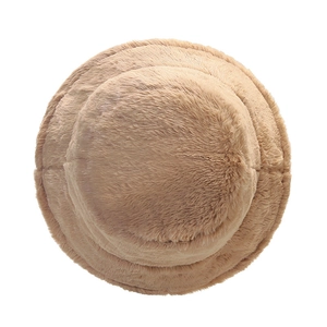 Vue aérienne d'un chapeau bob en fausse fourrure pelucheuse couleur chameau pour l'hiver