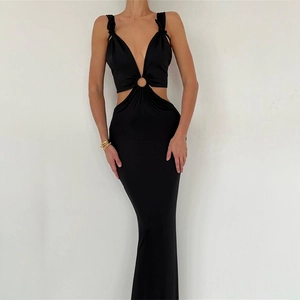Détail de la robe licou noire avec découpe sexy à la taille et anneau métallique chic