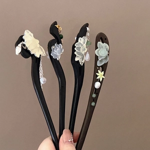 Quatre épingles à cheveux vintage en ébène avec fleurs de lotus et glands élégants