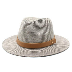 Détail du chapeau de soleil gris tissé avec ruban en similicuir marron et rivet doré