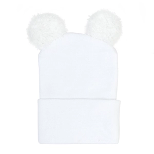 Dettaglio del cappello in maglia bianca per neonati con due pompon morbidi