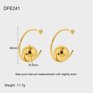 Dettaglio orecchini in oro 16K con specifiche del diametro di 40mm e della dimensione sfera