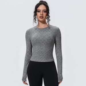 Détail du haut de sport gris chiné à manches longues avec tissu respirant ajusté