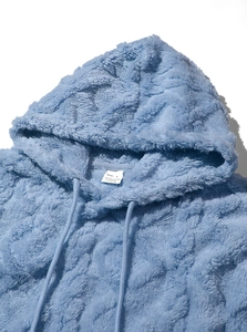 Dettaglio dello scollo della felpa in pile azzurro con coulisse e trama del tessuto