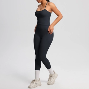 Détail du legging de yoga noir à taille haute avec poches latérales pratiques pour le sport