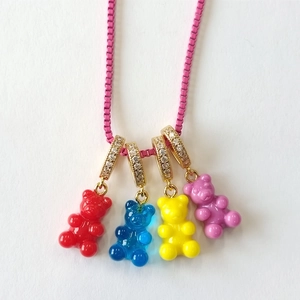 Bunte Gummibärchen-Halskette mit rosa lackierter Kette und Kristallanhängern