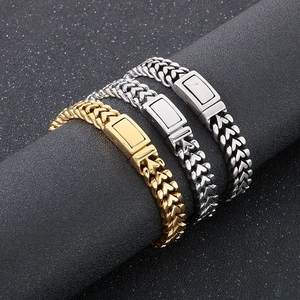 Vista dettagliata di bracciali a maglie a forma di cuore in oro, argento e argento antico