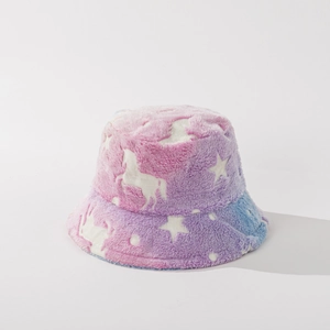 Detail eines Plüsch-Anglerhuts mit Regenbogenfarben sowie Einhorn- und Sternenstickerei
