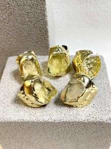 Anelli regolabili vintage in oro con finitura martellata e pietre naturali di quarzo limone