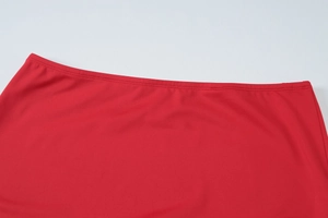 Detaillierte Nahaufnahme der roten Taillenschnürung und Stoffstruktur des Sommer-Strandkleids