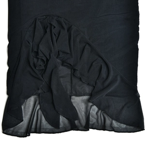Dettaglio in tulle nero a balze sovrapposte e orlo plissettato elegante per abito