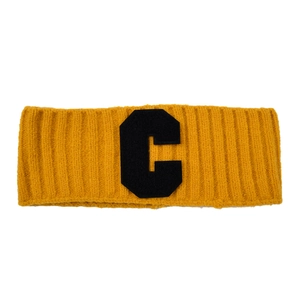 Gros plan sur un bandeau en tricot côtelé jaune avec broderie de la lettre C noire