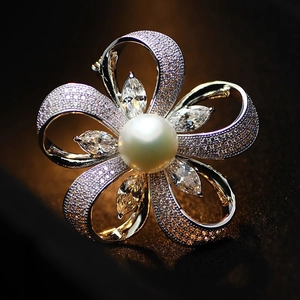 Exquise broche fleur en argent avec micro-pavé de zircone et une perle blanche centrale