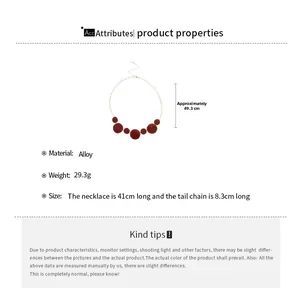 Détail du collier à perles brun rouge avec chaîne en alliage doré et longueur de 49,3 cm