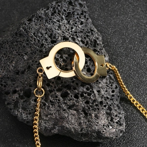 Collana con ciondolo a manetta dorata su pietra lavica, gioielli trendy in acciaio