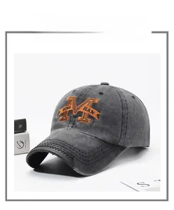 Dettaglio cappello da baseball in cotone grigio lavato con logo M ricamato arancione