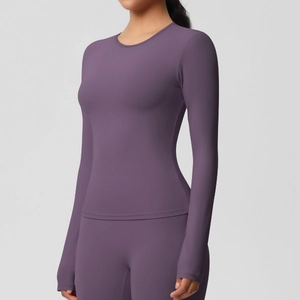 Vue latérale du haut de yoga violet à manches longues en tissu élastique à col rond