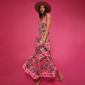 Robe longue bohème fleurie avec bretelles nouées et jupe à volants rouge rose