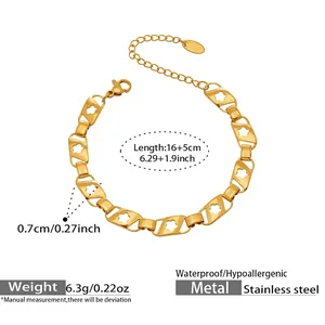 Détail d'un bracelet fleur ajouré doré en acier inoxydable avec chaîne à mailles réglable