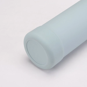 Close-up of the light blue non-slip silicone bottom sleeve for 1L vacuum water bottles
