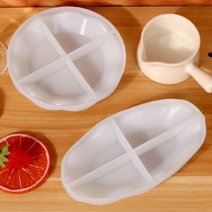 Vue détaillée des moules en silicone translucide pour coupelles en résine en forme de fleur